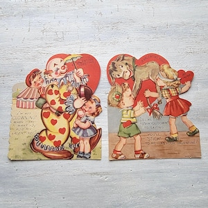 Tarjetas de San Valentín con temática mecánica antigua de "Póngale la cola al burro" y "Payaso de circo"