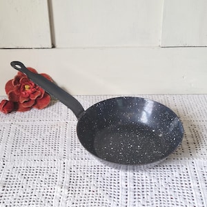 Vintage zwarte, gespikkelde emaille koekenpan - Antieke granieten koekenpan - Rustieke landelijke keukenwanddecoratie - Kookgerei voor op de camping
