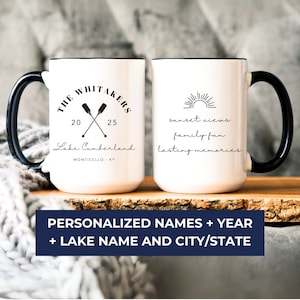 Peut inclure: Deux mugs en céramique blancs avec des anses et des bords noirs. L'un des mugs présente le texte "THE WHITAKERS" avec des rames croisées, les chiffres "20" et "25", et "Lake Cumberland, Monticello, KY". L'autre mug a "sunset views, family fun, lasting memories."