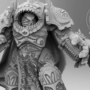 Pode incluir: Modelo 3D cinza detalhado de uma figura fortemente blindada com um capacete em forma de caveira e mãos em garras. A figura tem uma armadura intrincada e uma capa. O logotipo Atlan Forge está no canto superior direito.
