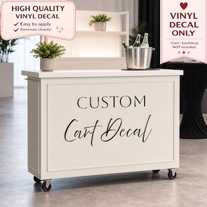 Op de afbeelding: Een witte bartafel met een aangepaste sticker. De sticker leest "CUSTOM Cart Decal" in zwart script. De kar heeft een plank met een kleine potplant en een emmer met flessen. Tekst op de afbeelding zegt "Hoge kwaliteit vinyl sticker" en "Vinyl sticker alleen."