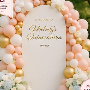 Könnte beinhalten: Ein weißer Torbogen mit goldenem Text, der "Welcome to Melody's Quinceañera" und das Datum 12.9.2025 anzeigt. Der Bogen ist mit weißen, goldenen und pfirsichfarbenen Luftballons und Blumengestecken geschmückt. Das Bild enthält Text, der "Vinyl-Aufkleber nur" sagt.