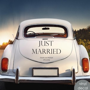 Op de afbeelding: Een witte vintage auto met een "Just Married"-bord op de achterruit. Het bord bevat ook de namen "Charlie en Michael" en de datum "08.12.2025".