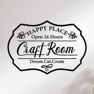 Calcomanía de vinilo para pared con texto en inglés &quot;Happy Place Craft Room&quot;: letrero para sala de costura, arte de pared para espacios creativos, decoración de estudio de bricolaje, calcomanía de regalo para amantes de las manualidades, eg9930