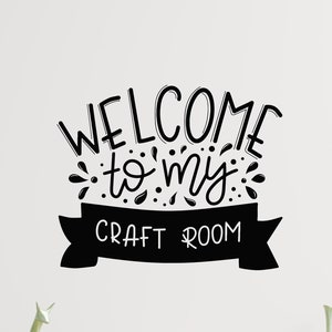 Calcomanía de vinilo de bienvenida a la sala de manualidades: arte de pared elegante para espacios creativos, decoración de estudio de bricolaje, calcomanía para puerta de sala de manualidades, letrero de pared para artesanos eg9939