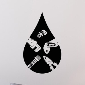 Peut inclure: Silhouette noire et blanche d'une goutte d'eau avec divers outils de plomberie à l'intérieur, dont une clé à molette, une pince et un tuyau. La silhouette est sur un mur blanc derrière un canapé gris.