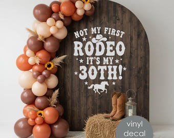 Tło z napisem „30. urodziny w stylu western” | Naklejka winylowa „Nie mój pierwszy rodeo” – Wystrój na imprezę w stylu kowbojskim z południa | Rustykalny styl boho w stylu kowbojskim w168