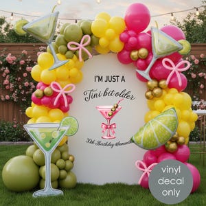 Adesivo per sfondo di compleanno a tema Martini per decorazioni per feste o eventi &quot;Sono solo un po&#39; più vecchio&quot; in vinile w106