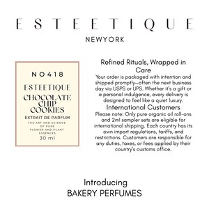 Op de afbeelding: Een beige parfumlabel met zwarte tekst, met de tekst "ESTEETIQUE CHOCOLATE CHIP COOKIES" en "30 ml". De merknaam "ESTEETIQUE" staat bovenaan. De tekst "BAKERY PERFUMES" staat onderaan. Het label is voor een parfum.