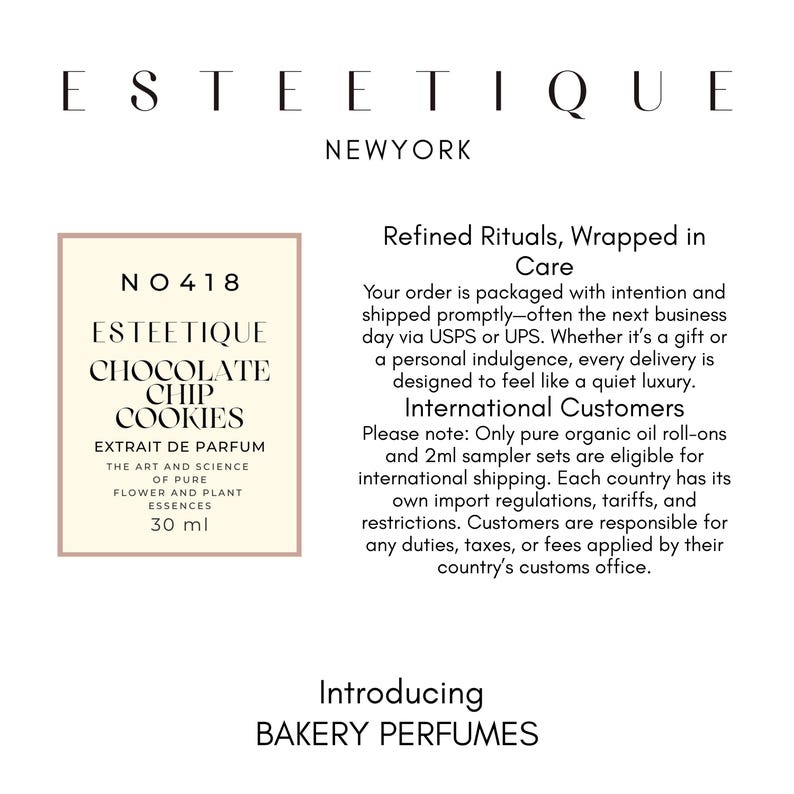 Op de afbeelding: Een beige parfumlabel met zwarte tekst, met de tekst "ESTEETIQUE CHOCOLATE CHIP COOKIES" en "30 ml". De merknaam "ESTEETIQUE" staat bovenaan. De tekst "BAKERY PERFUMES" staat onderaan. Het label is voor een parfum.