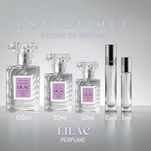Puede incluir: Una colecci&oacute;n de frascos de perfume de vidrio transparente con tapas plateadas, etiquetados como "LILAC PERFUME". Las botellas var&iacute;an en tama&ntilde;o de 5 ml a 100 ml, con las m&aacute;s grandes con un tap&oacute;n de cristal. Se muestra el texto "ESTEETIQUE" y "EXTRAIT DE PARFUM".