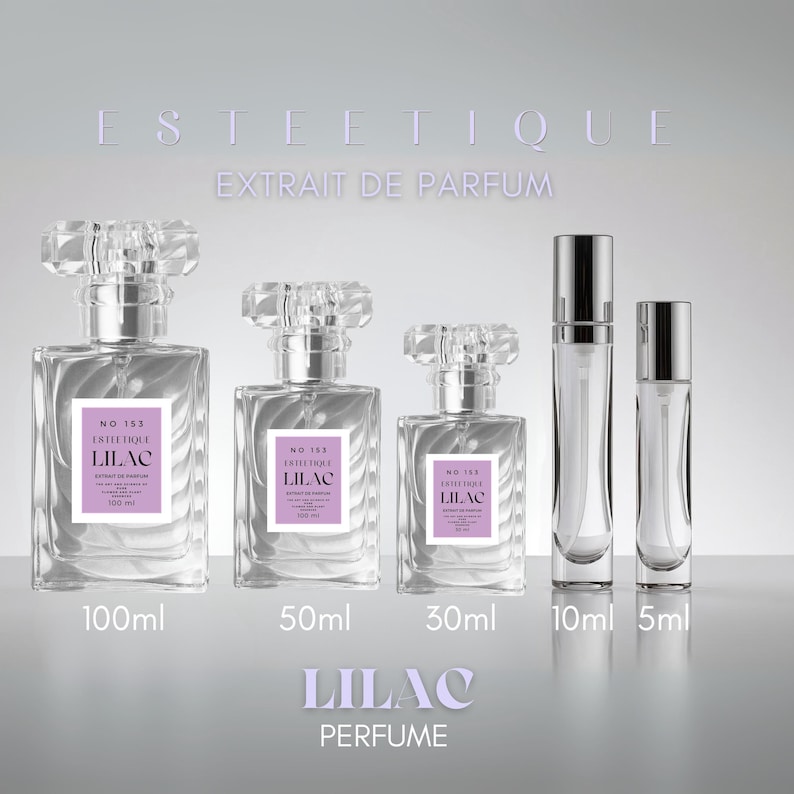 Puede incluir: Una colecci&oacute;n de frascos de perfume de vidrio transparente con tapas plateadas, etiquetados como "LILAC PERFUME". Las botellas var&iacute;an en tama&ntilde;o de 5 ml a 100 ml, con las m&aacute;s grandes con un tap&oacute;n de cristal. Se muestra el texto "ESTEETIQUE" y "EXTRAIT DE PARFUM".