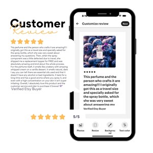 Op de afbeelding: Een smartphone toont een klantbeoordeling voor een parfum. De beoordelingstext prijst het product en de verkoper. De afbeelding in de beoordeling toont een parfumflesje met een bloemenontwerp, tegen een achtergrond van bosbessen.