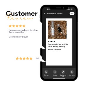 Op de afbeelding: Een smartphone toont een klantbeoordeling met een vijfsterrenbeoordeling. De beoordeling luidt: "Items kwamen overeen en zijn mooi. Opnieuw kopen waard." De telefoon toont ook bewerkingsopties zoals "Foto's" en "Tekstkleur".