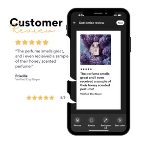 Op de afbeelding: Een smartphone toont een klantbeoordeling voor een parfum. De beoordeling bevat een foto van de parfumfles, tekst en een vijfsterrenbeoordeling. De parfumfles is lichtpaars met een wit etiket.
