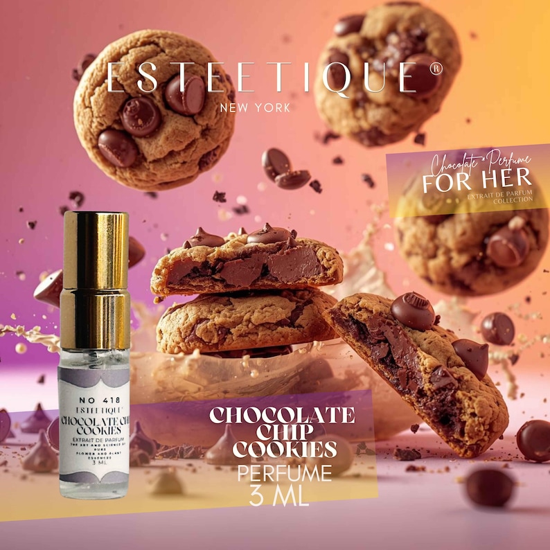 Op de afbeelding: Advertentie voor het parfum "Chocolate Chip Cookies" van Esteetique New York. De afbeelding toont een parfumflesje, chocolate chip cookies en de tekst "Chocolate Perfume FOR HER". Het parfumflesje is 3 ml.