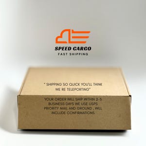 Op de afbeelding: Een bruine kartonnen doos met de tekst "SPEED CARGO FAST SHIPPING" en de slogan "SHIPPING SO QUICK YOU'LL THINK WE RE TELEPORTING." De doos vermeldt ook dat bestellingen binnen 2-5 werkdagen worden verzonden.
