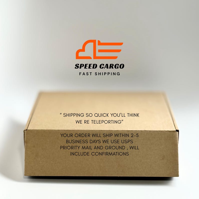 Op de afbeelding: Een bruine kartonnen doos met de tekst "SPEED CARGO FAST SHIPPING" en de slogan "SHIPPING SO QUICK YOU'LL THINK WE RE TELEPORTING." De doos vermeldt ook dat bestellingen binnen 2-5 werkdagen worden verzonden.