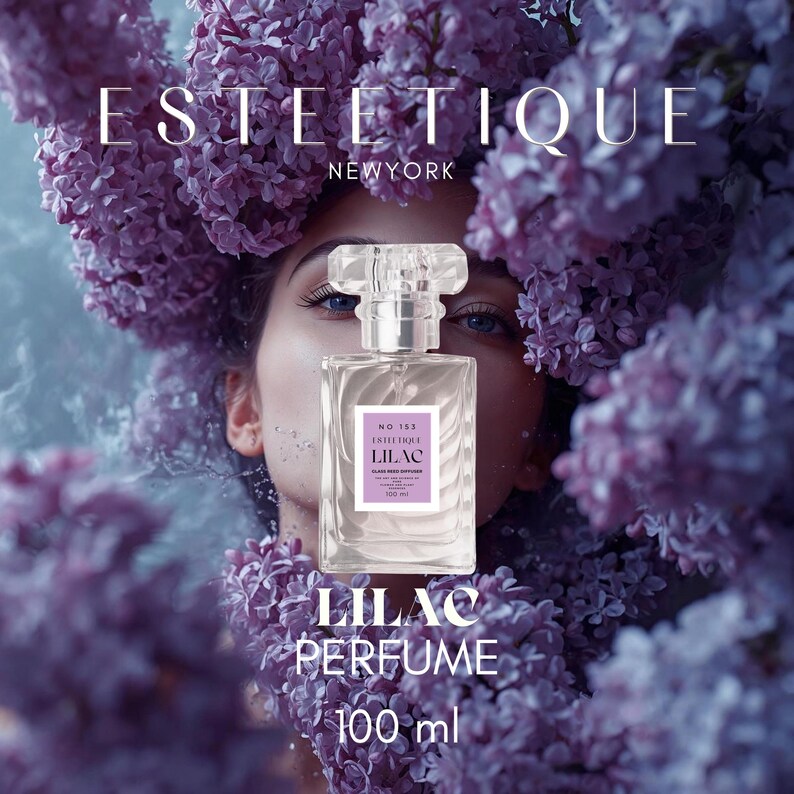 Puede incluir: Un frasco de perfume de dise&ntilde;o rectangular transparente, con una etiqueta que dice "Lilac Perfume" y "100 ml". El frasco se encuentra sobre un fondo de flores moradas y el texto "Estetique New York."
