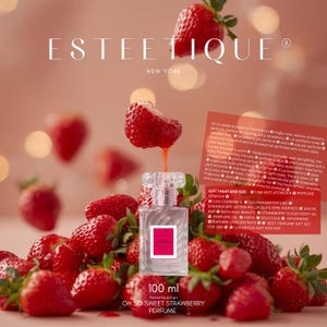 Puede incluir: Un frasco de perfume con una etiqueta rosa, rodeado de fresas frescas. El frasco está etiquetado como "Oh So Sweet Strawberry Perfume" y contiene 100 ml. La imagen también presenta la marca "ESTEETIQUE" en letras blancas.