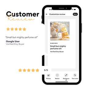 Op de afbeelding: Een smartphone toont een klantbeoordeling voor een parfumolie. De beoordeling bevat een productfoto, een vijfsterrenbeoordeling en de tekst "Small but mighty perfume oil!". De telefooninterface toont bewerkingsopties.