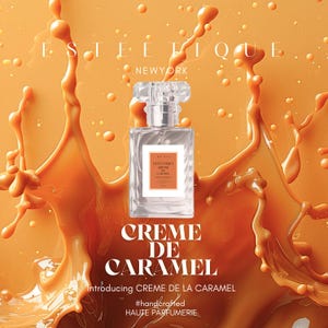 Peut inclure: Une bouteille de parfum transparente avec un bouchon en cristal, étiquetée "CREME DE CARAMEL", sur un fond d'éclaboussures de couleur caramel. Le texte "ESTEETIQUE NEWYORK" et "HAUTE PARFUMERIE" est également visible. Image promotionnelle pour un parfum.