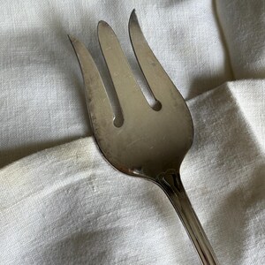 Vintage 1881 Rogers Community Oneida köttserveringsgaffel – King James-mönster