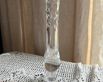 Elegante jarrón de cristal para flores pequeñas de 7" con pedestal de cristal tallado en forma de diamante en la parte superior, estrecho y delgado.