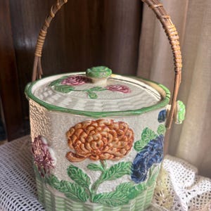 Pot à biscuits japonais antique des années 1920 avec poignée en osier | Tonneau à biscuits floral peint à la main