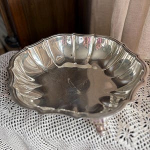 Bol con base, chapado en plata Chippendale, de la marca Vintage International Silver Co. – Borde festoneado, 8,25 pulgadas.