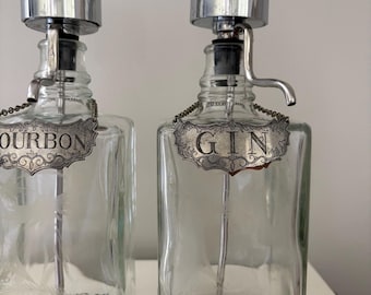 Vintage drankdispensers van geëtst glas – paar | Tags bourbon en gin
