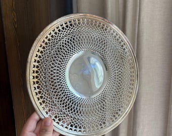 Plato para bombones antiguo chapado en plata con borde calado y detalles de corazones.
