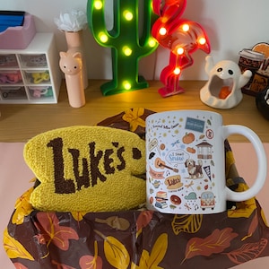Taza de Gilmore Girl y posavasos de Luke's Punch Needle, artículos de Gilmore Girl, vaso de Gilmore Girl, taza de Gilmore Girl, taza personalizada, funda para taza