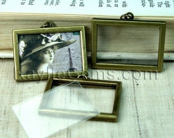 Puede incluir: Tres marcos de fotos de metal de color dorado antiguo con inserciones de vidrio transparente. El marco más pequeño tiene una fotografía vintage de una mujer con un sombrero.