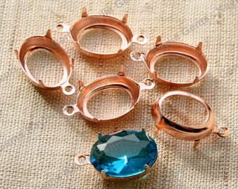 Puede incluir: Seis engastes ovalados en forma de bisel de oro rosa con una sola piedra preciosa azul en uno de los engastes.