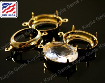 Puede incluir: Cuatro engastes de metal dorado para piedras preciosas de forma ovalada. Los engastes tienen cuatro garras y dos bucles a cada lado. Un engaste tiene una piedra preciosa de cristal transparente.