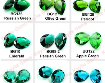 Pode incluir: Conjunto de pedras preciosas verdes e azuis em forma de pêra, incluindo verde russo, verde oliva, peridoto, esmeralda, verde persa, verde maçã, crisólito, indicolita e zircão azul. Cada pedra preciosa é etiquetada com seu nome e código.
