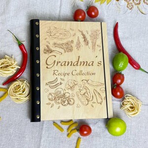 ¿Buscas un regalo único y significativo para mamá o abuela? Nuestro recetario de madera artesanal es más que un simple cuaderno: es una familia.