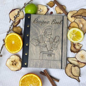 ¿Buscas un regalo único y significativo para mamá o abuela? Nuestro recetario de madera artesanal es más que un simple cuaderno: es una familia.