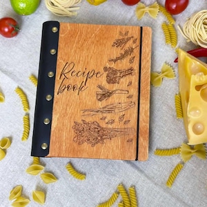 ¿Buscas un regalo único y significativo para mamá o abuela? Nuestro recetario de madera artesanal es más que un simple cuaderno: es una familia.