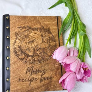 ¿Buscas un regalo único y significativo para mamá o abuela? Nuestro recetario de madera artesanal es más que un simple cuaderno: es una familia.