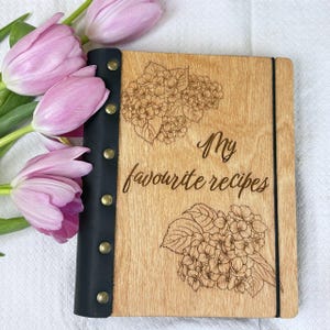 ¿Buscas un regalo único y significativo para mamá o abuela? Nuestro recetario de madera artesanal es más que un simple cuaderno: es una familia.