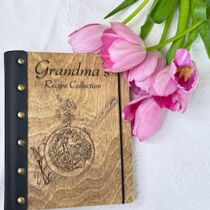 ¿Buscas un regalo único y significativo para mamá o abuela? Nuestro recetario de madera artesanal es más que un simple cuaderno: es una familia.