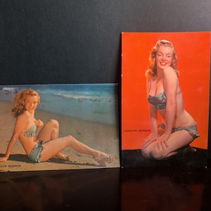 Dois cartões postais vintage Marilyn Monroe Lusterchrome L-2 The Charmer - L-38 Um lindo original atraente em biquíni na praia