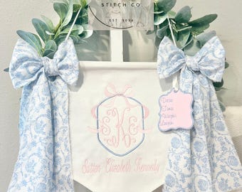 Custom Embroidered Baby Banner, Birth Announcement, Hospital Door Sign with bows, Baby Gift, Bassinet banner with crest, Bow Crest