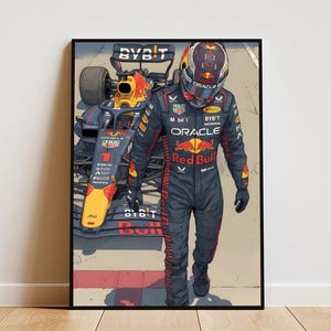 以下が含まれることがあります： フレームに入ったアートワーク。フォーミュラ1レーシングカーと、レッドブルのレーシングスーツを着たドライバーが描かれています。車は主にネイビーブルー、イエロー、レッドで、スポンサーのロゴが入っています。ドライバーはヘルメットをかぶり、観客に向かって歩いています。