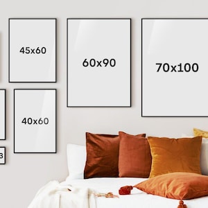 Puede incluir: Una galer&iacute;a de pared con una variedad de impresiones enmarcadas en negro de diferentes tama&ntilde;os. Las impresiones est&aacute;n dispuestas en forma escalonada, con la impresi&oacute;n m&aacute;s grande en el centro. Las impresiones son todas blancas y presentan diferentes dise&ntilde;os. La pared est&aacute; pintada de blanco y la habitaci&oacute;n est&aacute; decorada en un estilo moderno.
