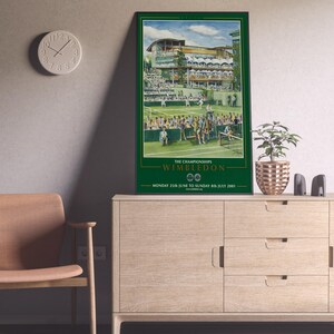 Puede incluir: Un p&oacute;ster verde y blanco con una ilustraci&oacute;n de acuarela de las pistas de tenis de Wimbledon. El p&oacute;ster dice "The Championships Wimbledon" y "Monday 25th June to Sunday 8th July 2001".