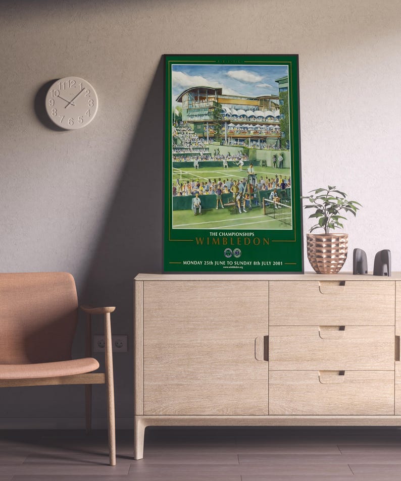 Puede incluir: Un p&oacute;ster verde y blanco con una ilustraci&oacute;n de acuarela de las pistas de tenis de Wimbledon. El p&oacute;ster dice "The Championships Wimbledon" y "Monday 25th June to Sunday 8th July 2001".
