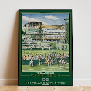 Könnte beinhalten: Ein grünes und weißes Plakat, das die Wimbledon Championships bewirbt. Das Plakat zeigt eine Aquarellillustration der Wimbledon-Tennisplätze und Spieler. Der Text auf dem Plakat lautet "The Championships Wimbledon" und "Monday 25th June to Sunday 8th July 2001".